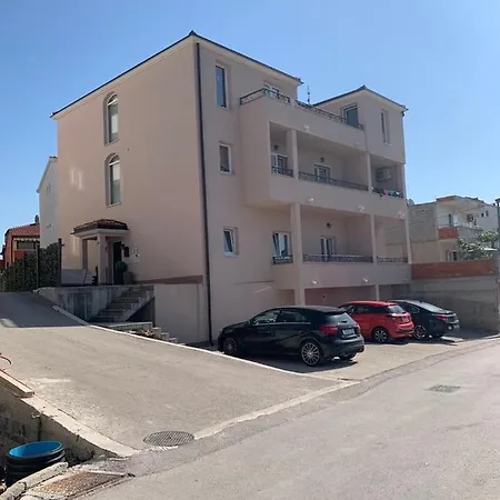 Studio Apartmant Leona With Parking Place Apartment